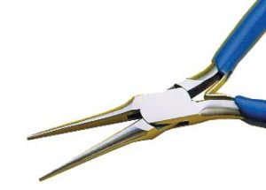 Pince à bec demi-rond effilé strié